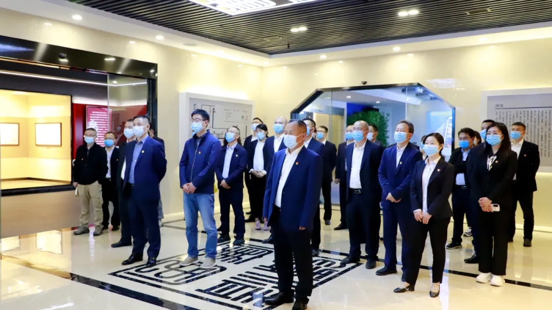 1634196682398256.jpg 640.webp.jpg